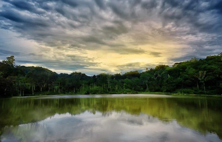 Telaga di Kaki Gunung Menggeh nan Memukau