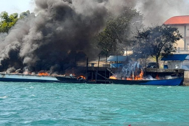 4 Kapal di Dermaga Bea Cukai Batam Terbakar