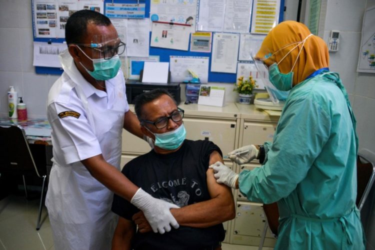 Gubernur Aceh Akan Beri Sanksi Nakes Tolak Vaksin Covid-19