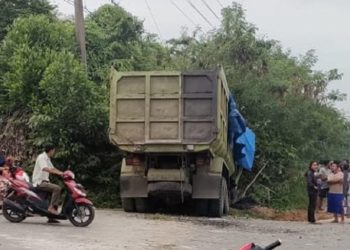 Melaju Tanpa Supir, Truk Batubara Tabrak Tebing di Lintas Sumatera Bungo
