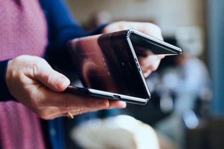 Samsung akan Rilis Ponsel Lipat Dua Layar