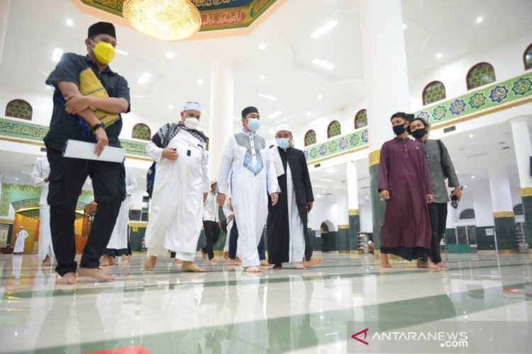 Gubernur Riau Imbau Warga di Zona Merah Tarawih di Rumah