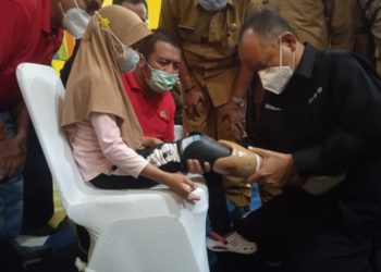 Kick Andy dan Angkasa Pura II Bagikan 40 Kaki Palsu di Aceh