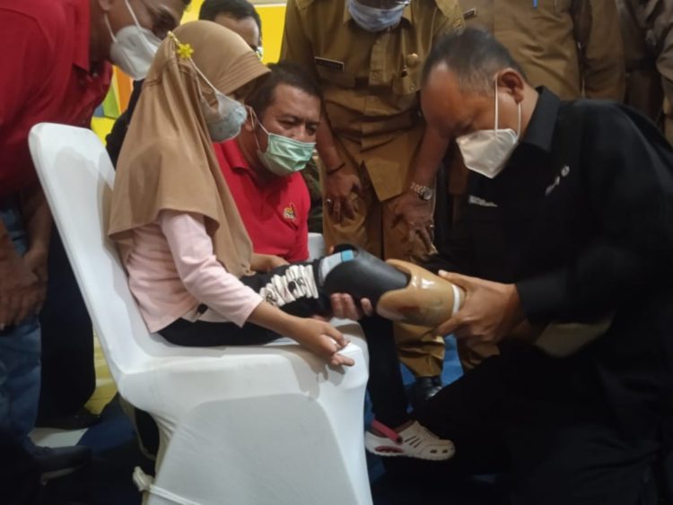 Kick Andy dan Angkasa Pura II Bagikan 40 Kaki Palsu di Aceh