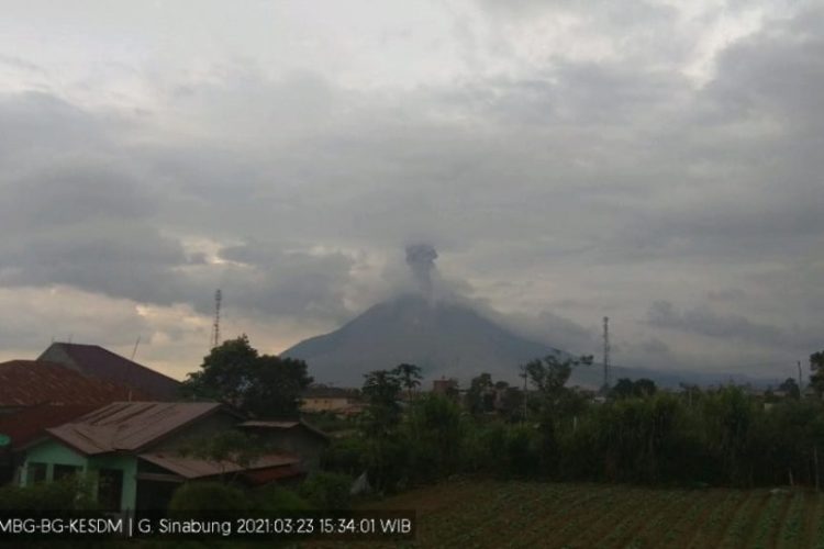 Gunung Sinabung di Sumatra Utara Erupsi