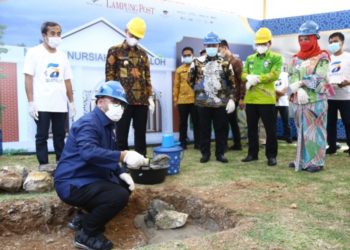Sekprov Lampung Lakukan Peletakan Batu Pertama Masjid Nursiah Daud Paloh