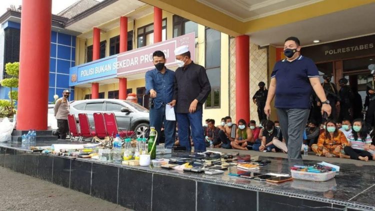 Polisi Gerebek Kampung Narkoba di Kota Palembang