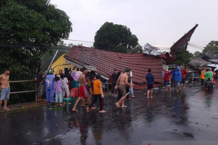 Angin Puting Beliung Menyapu Puluhan Rumah Warga di OKU