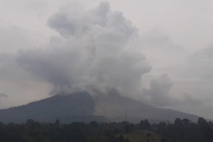 BPBD Karo Sebut Luncuran Awan Panas Sinabung Teramati Sejauh 500 Meter