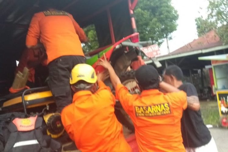 Melalui Jalur Sungai ke Sumbar, 3 Pemudik dari Riau Hanyut