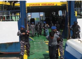 Prajurit Pangkalan TNI Angkatan Laut Bengkulu saat menangkap perompak yang membajak KMP. Pullo Tello dalam simulasi latihan keamanan laut (Lakamla). Antara Foto/Carminanda