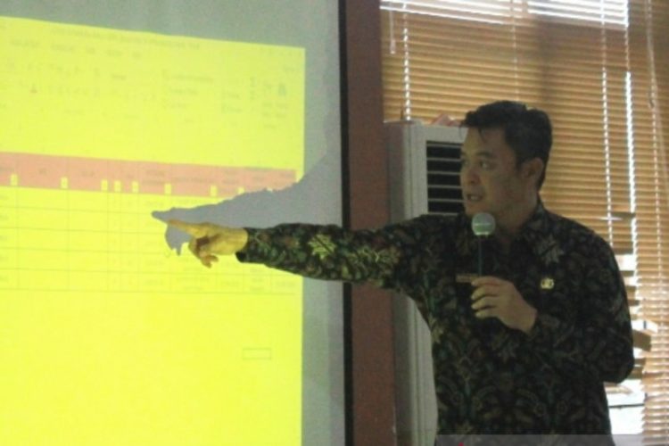 Wakil Bong Ming Ming memimpin rapat strategi pengendalian covid-19 di Kabupaten Bangka Barat. ANTARA/ Donatus Dasapurna