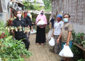 Lampost Berbagi Paket Sembako Untuk Warga Sekitar