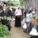 Lampost Berbagi Paket Sembako Untuk Warga Sekitar