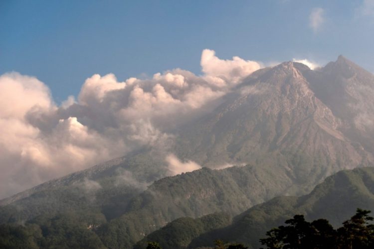 Merapi Luncurkan 20 Kali Awan Panas Selama Sepekan