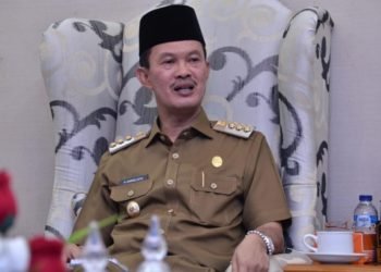 Masuk Mal di Palembang Tak Gunakan Sertifikat Vaksin Suma.id: Wali Kota Palembang, Harnojoyo, memastikan mal di wilayahnya tidak akan menerapkan aturan wajib menunjukkan sertifikat vaksin covid-19 untuk masyarakat jika ingin masuk ke mal. Pasalnya capaian vaksinasi di Palembang saat ini masih rendah. "Kita (Palembang) tidak ada aturan penggunaan bukti vaksin covid-19 jika ke mal, karena capaian vaksinasi pun masih rendah," kata Harnojoyo di Palembang, Jumat, 13 Agustus 2021. Harnojoyo menjelaskan berdasarkan hasil rekapitulasi vaksinasi covid-19 di Palembang saat ini dari total sasaran 1.242.206 warga, untuk dosis pertama baru terealisasi 28,45% dan dosis kedua 18,18%. "Belum semua orang divaksin, kendalanya karena minimnya stok vaksin," jelasnya. Selain itu pihaknya memastikan bahwa saat ini mal masih ditutup karena Palembang masih menerapkan perpanjangan PPKM Level 4 hingga 23 Agustus 2021. "Mal belum dibuka bertujuan untuk mengurangi mobilitas masyarakat sehingga kasus penularan covid-19 bisa ditekan," ungkapnya. Sementara Gubernur Sumatra Selatan, Herman Deru, menolak rencana kebijakan masuk ke mal atau tempat publik lainnya dengan menggunakan kartu vaksin. Menurutnya kebijakan tersebut bisa berlaku jika serapan dan penyaluran vaksin ke daerah sudah tidak terhambat. "Kita tak bisa menyarankan di Sumsel kartu vaksin untuk mengakses tempat-tempat publik. Karena vaksin kita tidak maksimal hanya baru 15 persen," ujarnya.