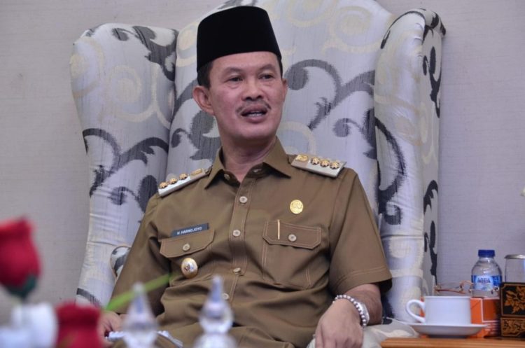 Masuk Mal di Palembang Tak Gunakan Sertifikat Vaksin Suma.id: Wali Kota Palembang, Harnojoyo, memastikan mal di wilayahnya tidak akan menerapkan aturan wajib menunjukkan sertifikat vaksin covid-19 untuk masyarakat jika ingin masuk ke mal. Pasalnya capaian vaksinasi di Palembang saat ini masih rendah. "Kita (Palembang) tidak ada aturan penggunaan bukti vaksin covid-19 jika ke mal, karena capaian vaksinasi pun masih rendah," kata Harnojoyo di Palembang, Jumat, 13 Agustus 2021. Harnojoyo menjelaskan berdasarkan hasil rekapitulasi vaksinasi covid-19 di Palembang saat ini dari total sasaran 1.242.206 warga, untuk dosis pertama baru terealisasi 28,45% dan dosis kedua 18,18%. "Belum semua orang divaksin, kendalanya karena minimnya stok vaksin," jelasnya. Selain itu pihaknya memastikan bahwa saat ini mal masih ditutup karena Palembang masih menerapkan perpanjangan PPKM Level 4 hingga 23 Agustus 2021. "Mal belum dibuka bertujuan untuk mengurangi mobilitas masyarakat sehingga kasus penularan covid-19 bisa ditekan," ungkapnya. Sementara Gubernur Sumatra Selatan, Herman Deru, menolak rencana kebijakan masuk ke mal atau tempat publik lainnya dengan menggunakan kartu vaksin. Menurutnya kebijakan tersebut bisa berlaku jika serapan dan penyaluran vaksin ke daerah sudah tidak terhambat. "Kita tak bisa menyarankan di Sumsel kartu vaksin untuk mengakses tempat-tempat publik. Karena vaksin kita tidak maksimal hanya baru 15 persen," ujarnya.