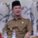 Masuk Mal di Palembang Tak Gunakan Sertifikat Vaksin Suma.id: Wali Kota Palembang, Harnojoyo, memastikan mal di wilayahnya tidak akan menerapkan aturan wajib menunjukkan sertifikat vaksin covid-19 untuk masyarakat jika ingin masuk ke mal. Pasalnya capaian vaksinasi di Palembang saat ini masih rendah. "Kita (Palembang) tidak ada aturan penggunaan bukti vaksin covid-19 jika ke mal, karena capaian vaksinasi pun masih rendah," kata Harnojoyo di Palembang, Jumat, 13 Agustus 2021. Harnojoyo menjelaskan berdasarkan hasil rekapitulasi vaksinasi covid-19 di Palembang saat ini dari total sasaran 1.242.206 warga, untuk dosis pertama baru terealisasi 28,45% dan dosis kedua 18,18%. "Belum semua orang divaksin, kendalanya karena minimnya stok vaksin," jelasnya. Selain itu pihaknya memastikan bahwa saat ini mal masih ditutup karena Palembang masih menerapkan perpanjangan PPKM Level 4 hingga 23 Agustus 2021. "Mal belum dibuka bertujuan untuk mengurangi mobilitas masyarakat sehingga kasus penularan covid-19 bisa ditekan," ungkapnya. Sementara Gubernur Sumatra Selatan, Herman Deru, menolak rencana kebijakan masuk ke mal atau tempat publik lainnya dengan menggunakan kartu vaksin. Menurutnya kebijakan tersebut bisa berlaku jika serapan dan penyaluran vaksin ke daerah sudah tidak terhambat. "Kita tak bisa menyarankan di Sumsel kartu vaksin untuk mengakses tempat-tempat publik. Karena vaksin kita tidak maksimal hanya baru 15 persen," ujarnya.