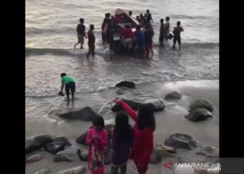 Kapal Nelayan di Bengkulu Karam Diterjang Ombak