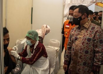 Mendagri Tinjau Vaksinasi Covid-19 Pelajar di Pangkalpinang