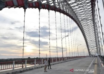 Jalan Menuju Jembatan Sungai Musi Diperlebar
