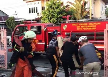 Personel Brimobda Riau Evakuasi Lansia Stroke dari Rumah Terbakar