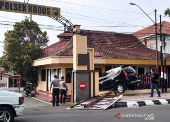 Mobil Nyungsep di Kantor Polsek Kudus