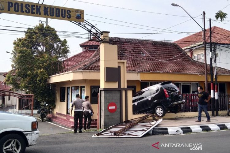 Mobil Nyungsep di Kantor Polsek Kudus