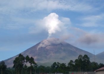Gunung Semeru Erupsi