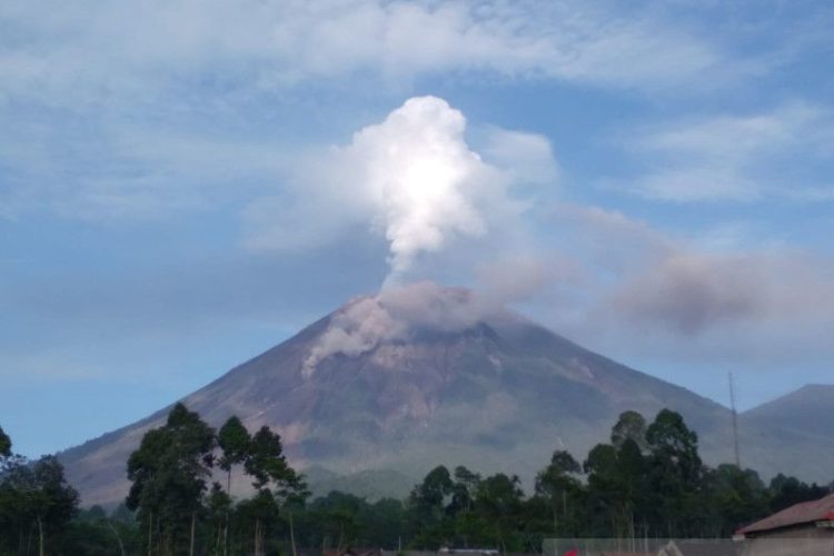 Gunung Semeru Erupsi