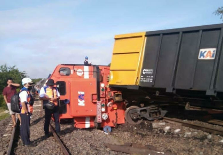 Dua Kereta Api Babaranjang Tabrakan di Muara Enim