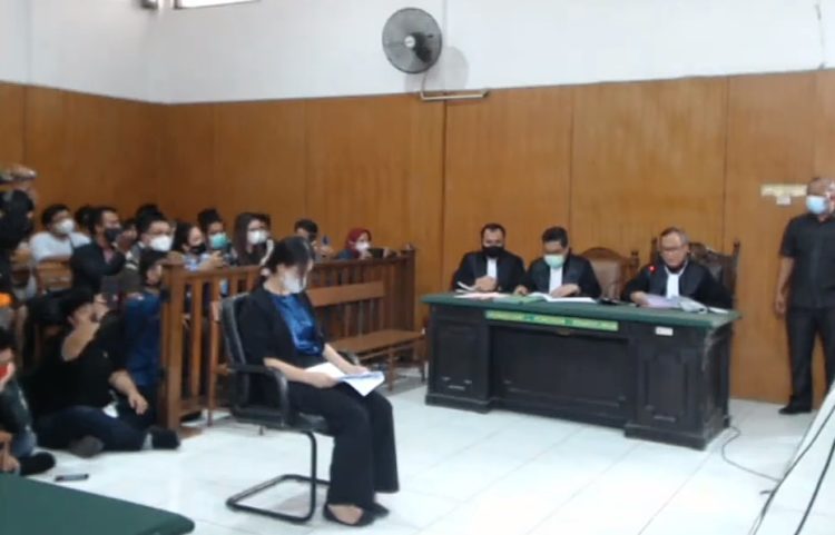 Majelis Hakim Vonis Bebas Valencya, Kasus KDRT Omelan
