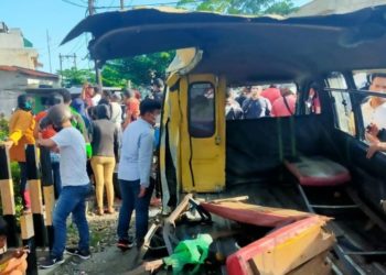 Terabas Palang Perlintasan, Angkot Ditabrak Kereta 4 Penumpang Tewas
