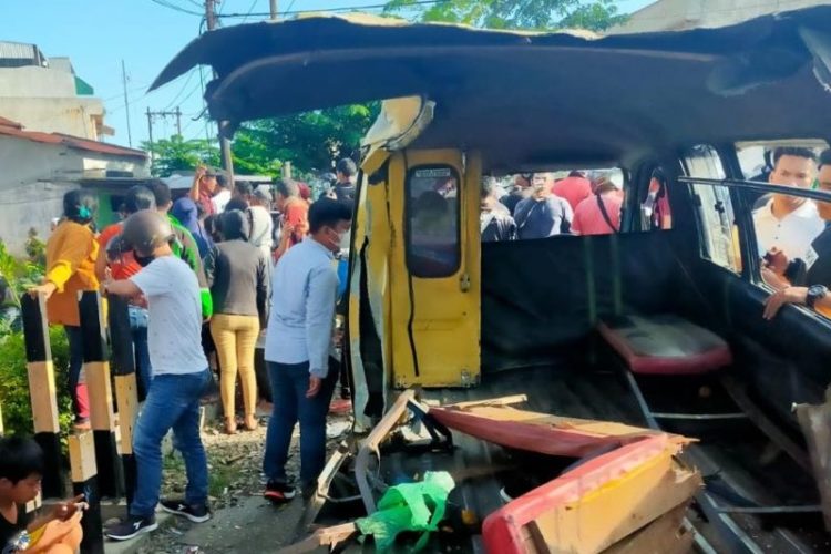 Terabas Palang Perlintasan, Angkot Ditabrak Kereta 4 Penumpang Tewas