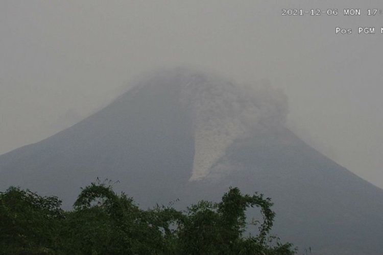 Lagi, Gunung Merapi Luncurkan 3 Kali Awan Panas