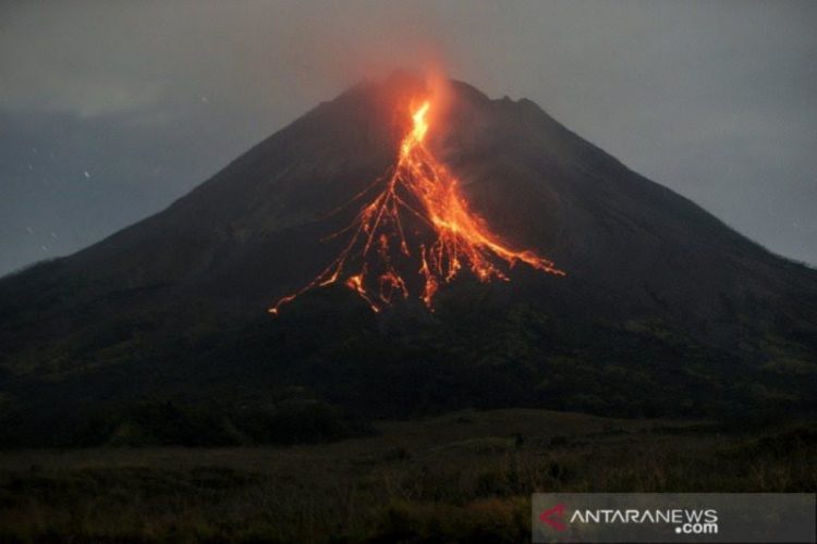 Gunung Merapi Luncurkan Awan Panas Guguran ke Barat