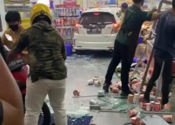 Mobil Seruduk Minimarket di Pekanbaru Viral di Medsos
