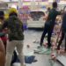 Mobil Seruduk Minimarket di Pekanbaru Viral di Medsos