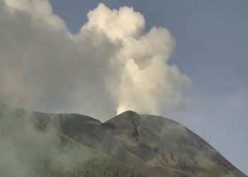 Gunung Gamalama Semburkan Abu Vulkanik