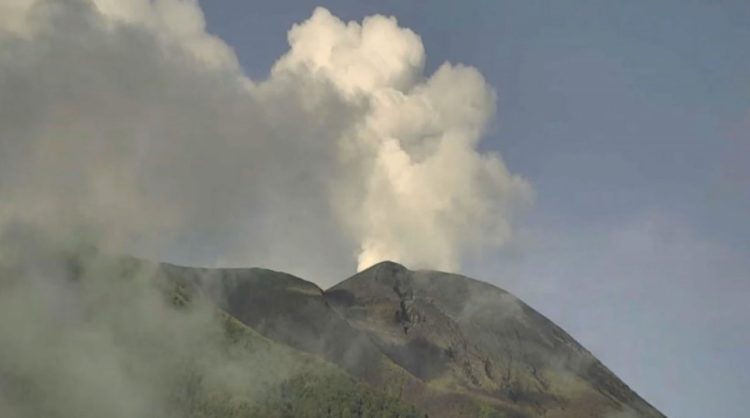Gunung Gamalama Semburkan Abu Vulkanik