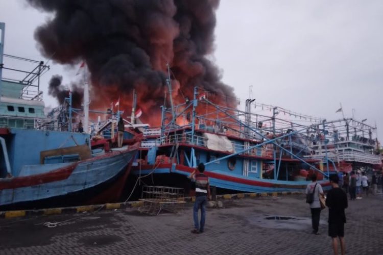 13 Kapal Nelayan Terbakar di Tegal