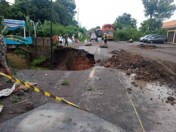 Jalan Lintas Tengah Sumatera di Muara Enim Ambles