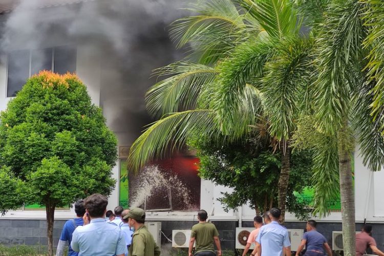 Diduga Korsleting Listrik, Gedung DPRD Kota Batam Terbakar