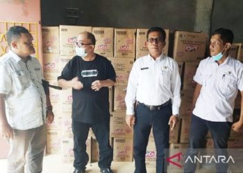Tunggu Harga Subsidi, Agen di Meranti Simpan 3.000 Karton Minyak Goreng