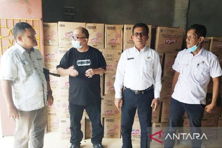 Tunggu Harga Subsidi, Agen di Meranti Simpan 3.000 Karton Minyak Goreng