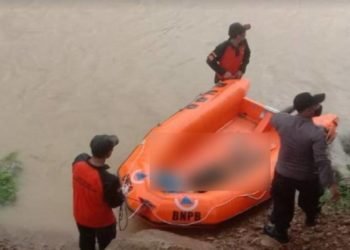 Tim SAR Evakuasi Empat Korban Tewas dalam Minibus yang Masuk Sungai