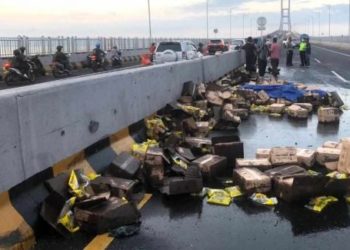 Truk Bermuatan Minyak Goreng Terguling di Suramadu