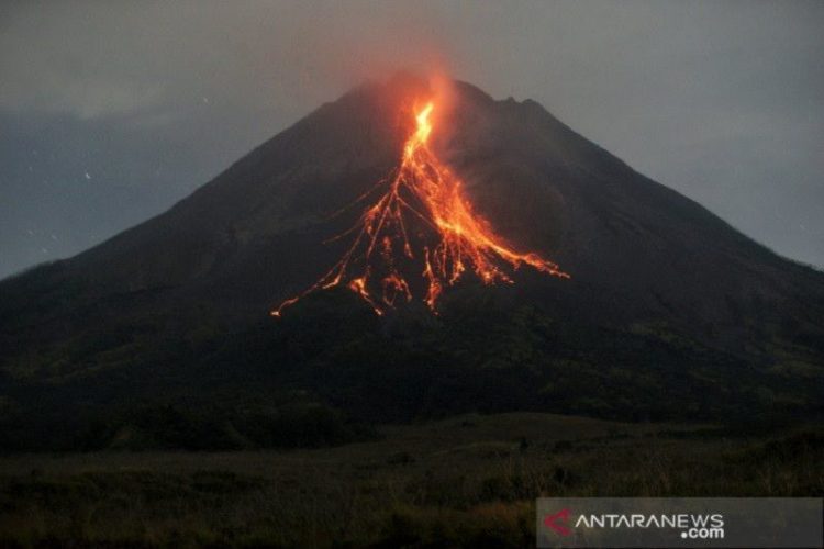 Gunung Merapi Siaga, Keluarkan Awan Panas Guguran