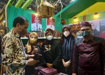Presiden Jokowi Sambangi Anjungan Batanghari di Inacraft 2022