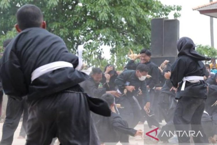 Sambut Ramadan, Masyarakat Bangka Barat Gelar Perang Ketupat 